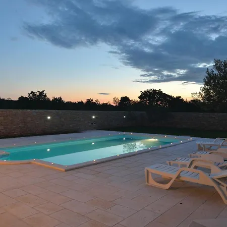 Vakantiehuis With Outdoor Swimming Pool 183