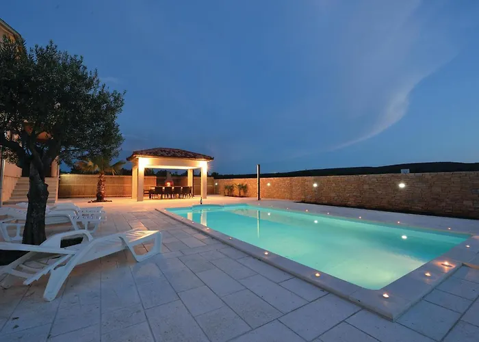 With Outdoor Swimming Pool 183 度假居