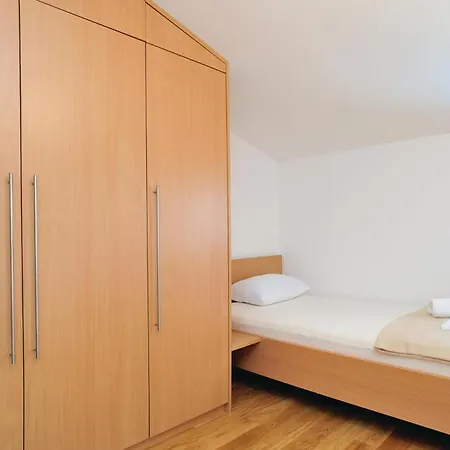 Beautiful Home In Pridraga With Kitchen *