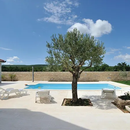 Beautiful Home In Pridraga With Kitchen *