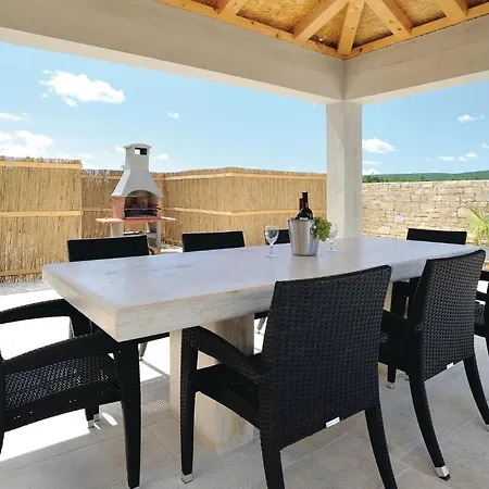 Beautiful Home In Pridraga With Kitchen Holiday home