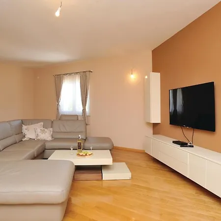 Beautiful Home In Pridraga With Kitchen Holiday home