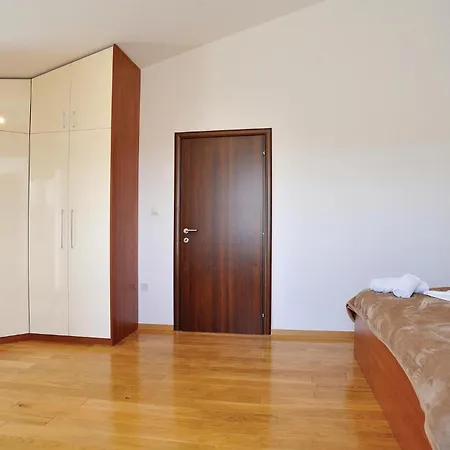 Beautiful Home In Pridraga With Kitchen *