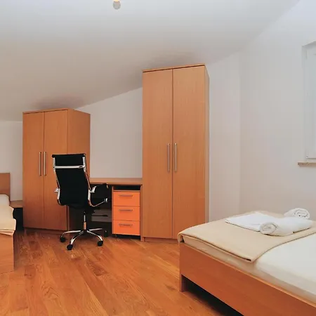 Beautiful Home In Pridraga With Kitchen *