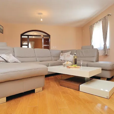 Beautiful Home In Pridraga With Kitchen *