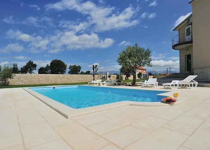 With Outdoor Swimming Pool 183 Дом отдыха